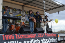 b_215_215_16777215_0_0_images_stories_akt13_130309-demo-fukushima_Bilder_2013-03-09-fukushima-demo-neckarwestheim_029.jpg