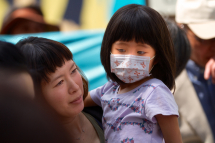 b_215_215_16777215_0_0_images_stories_akt15_150227-Fukushima-360-Mutter-mit-_Kind.jpg