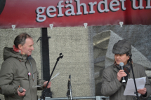 b_215_215_16777215_0_0_images_stories_akt16_160306-demo-fukushima-5_solierklaerung.jpg